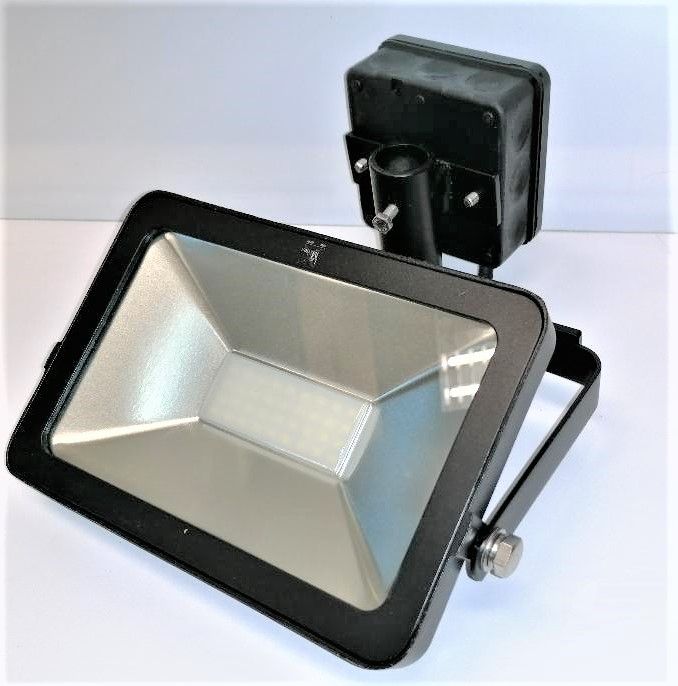 LM-SKY30
LED ljuselement
30watt
Ljusfärg: 4000K (dagsljus)
Svart armatur
Kopplingsbox; IP65
Innehållande 3st Wago
Skruv & bult rostfritt (A4)
Garanti 2år
